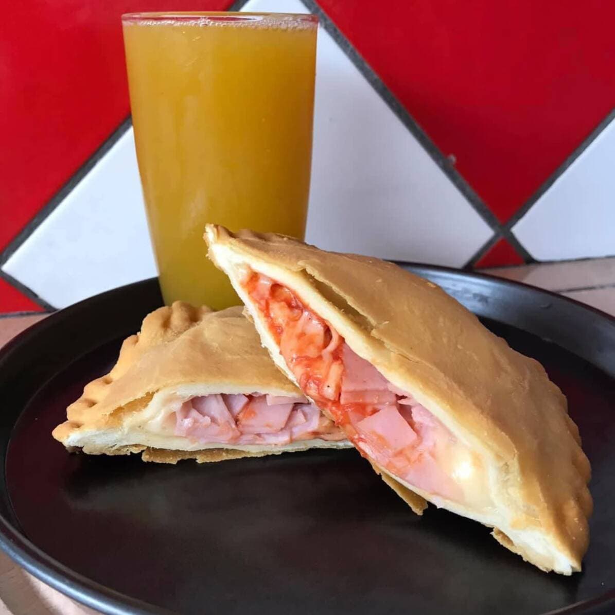 3 Pastelillos + Refresco