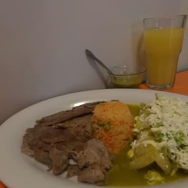 Chilaquiles con Pollo y Milanesa
