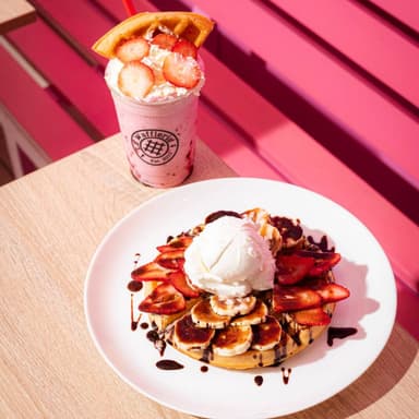 Promo Waffle Fresa Banano y Chocolate + Malteada
