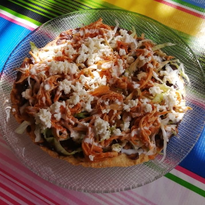 Tostada de Tinga de Pollo