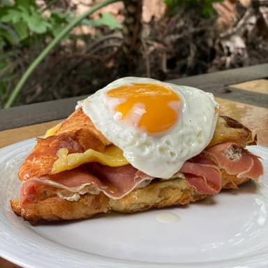 Croissant de jamón y queso