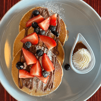 Hot cakes con frutos rojos