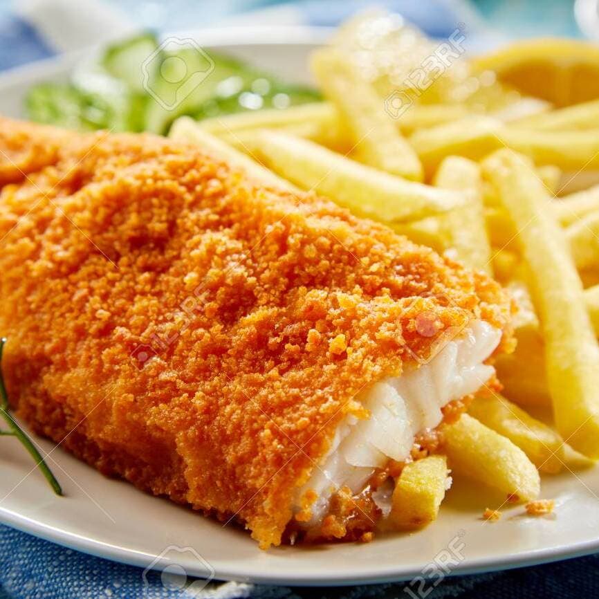 FILETE DE PESCADO EMPANIZADO CON PAPAS Y ENSALADA