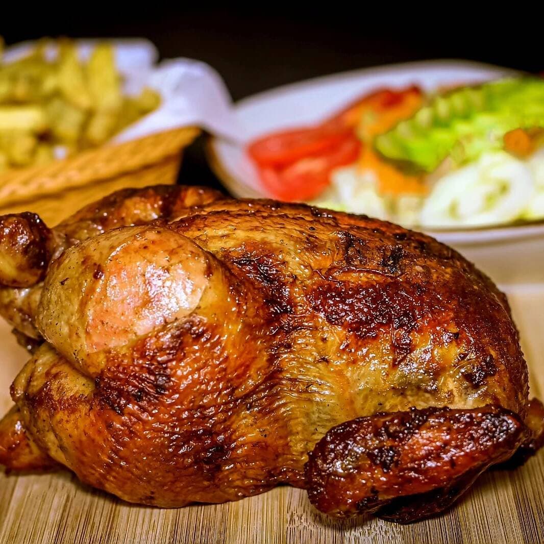 1 Pollo, 2 Acompañamientos y Salsas