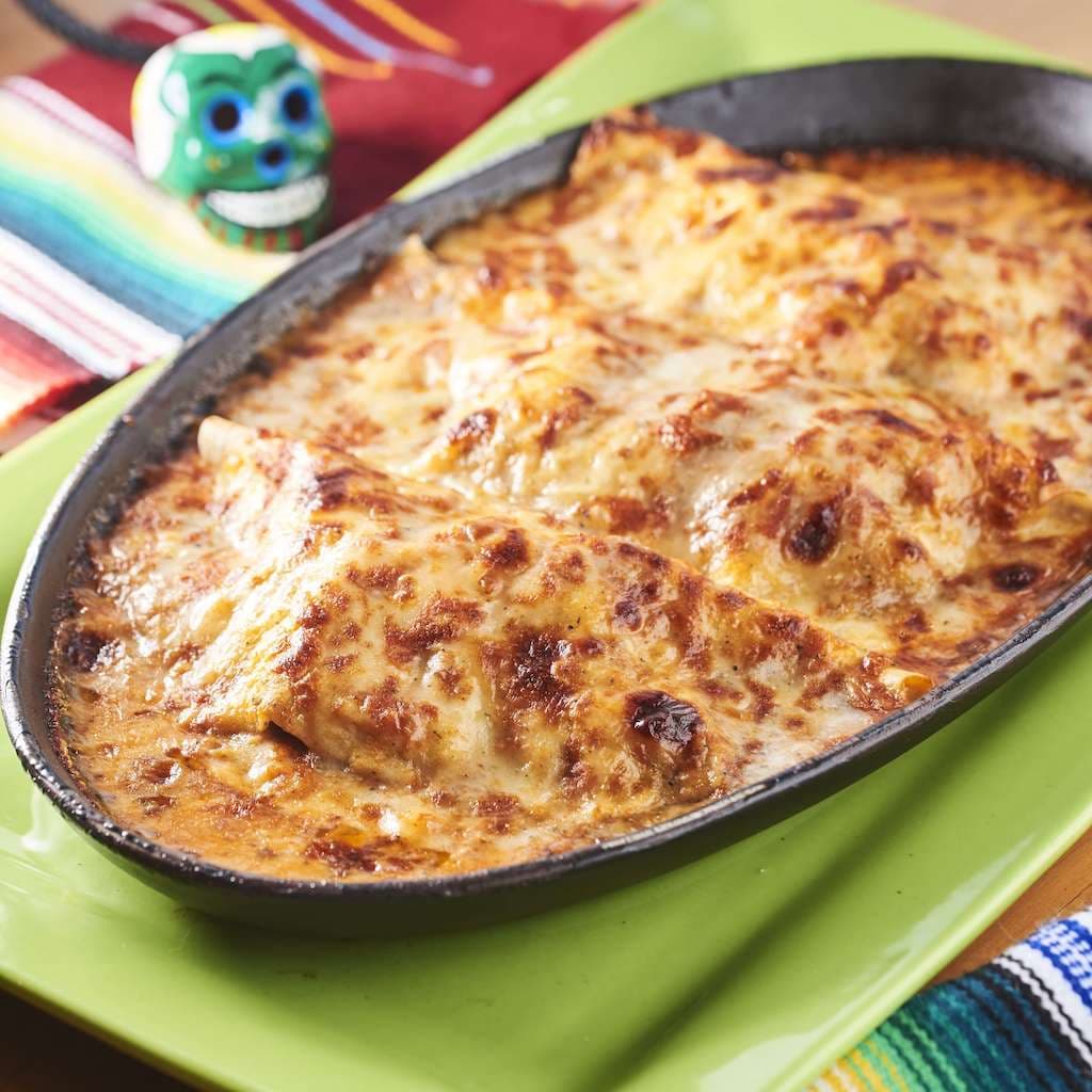 Combo: Enchilada Desmenuzada o Salteada de Pollo + Coca Cola sin