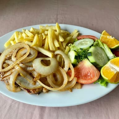 Chuleta Encebollada con Papas y Ensalada
