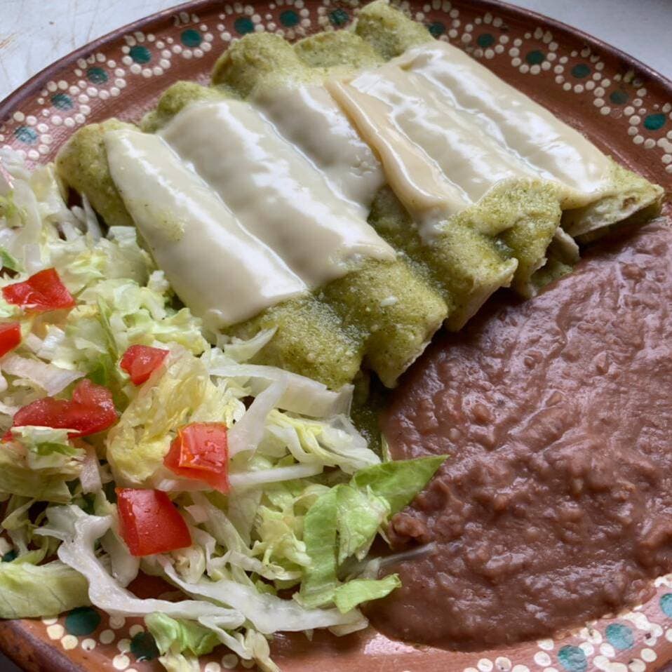 ENCHILADAS SUIZAS + AGUA SABOR