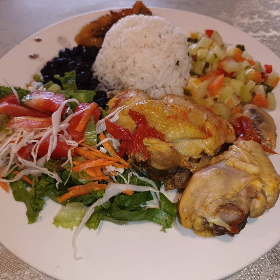 Combo Casado con Pollo en Salsa + Refresco