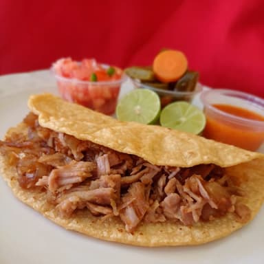 4 Tacos de Carnitas + 1 Agua.
