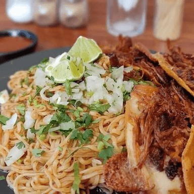 Quesabirrias con ramen + consomé