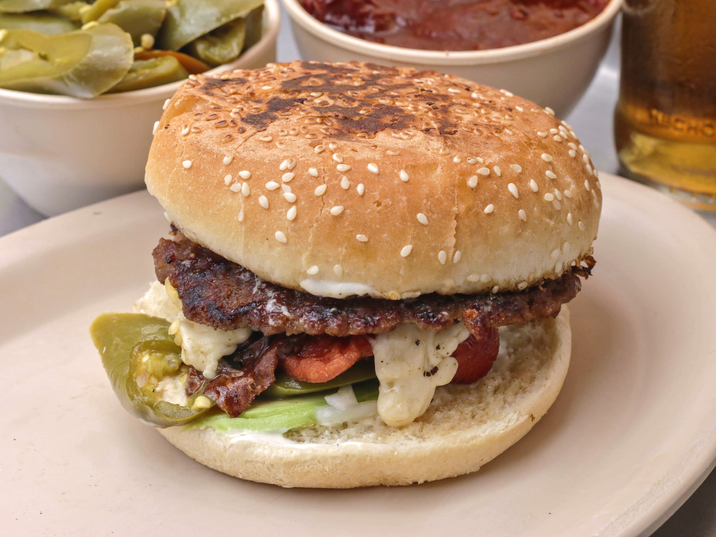 2 hamburguesas sencillas con papás