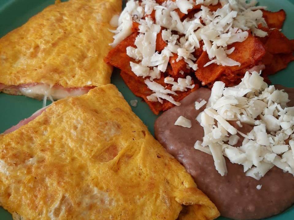 2 Huevos al Gusto Chilaquiles Rojos y Frijoles