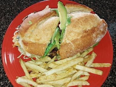 Torta Con ilegal/Asada/Queso/Aguacate y Bebida.
