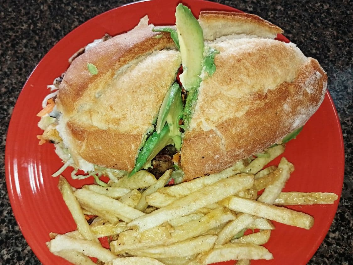 Torta Con ilegal/Asada/Queso/Aguacate y Bebida.