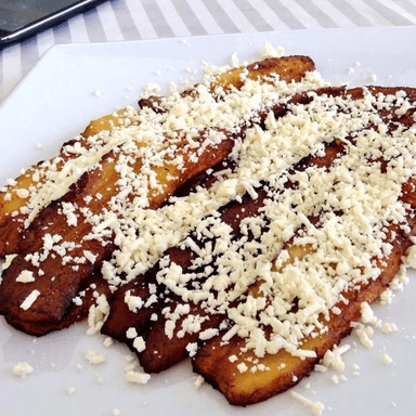 Platano Frito con Crema y Queso