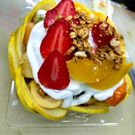 Fruta con Granola, Miel y Chantilly