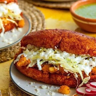 Pambazo de Carnitas