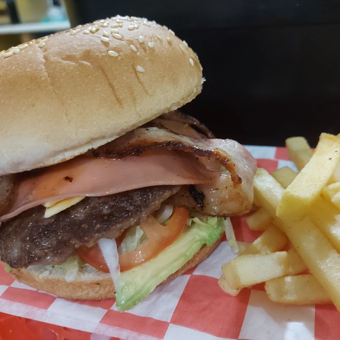 Burger de Tocino con Papas
