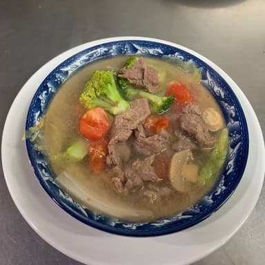 Sopa de Verduras con Carne de Res