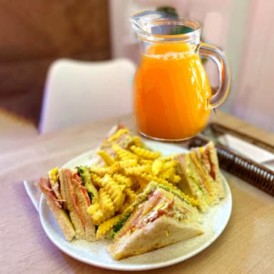 Club Sándwich + 2 Jugos Clásico 1/2 Litro