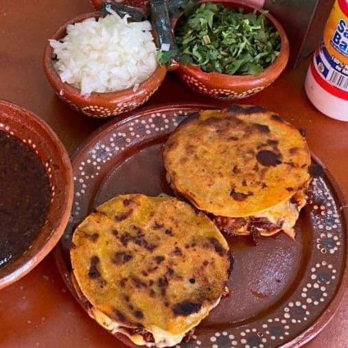 Quesadilla de Maíz de Birria Dorada