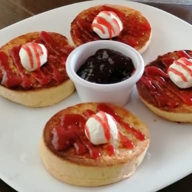 BISQUET CON QUESO CREMA Y MERMELADA
