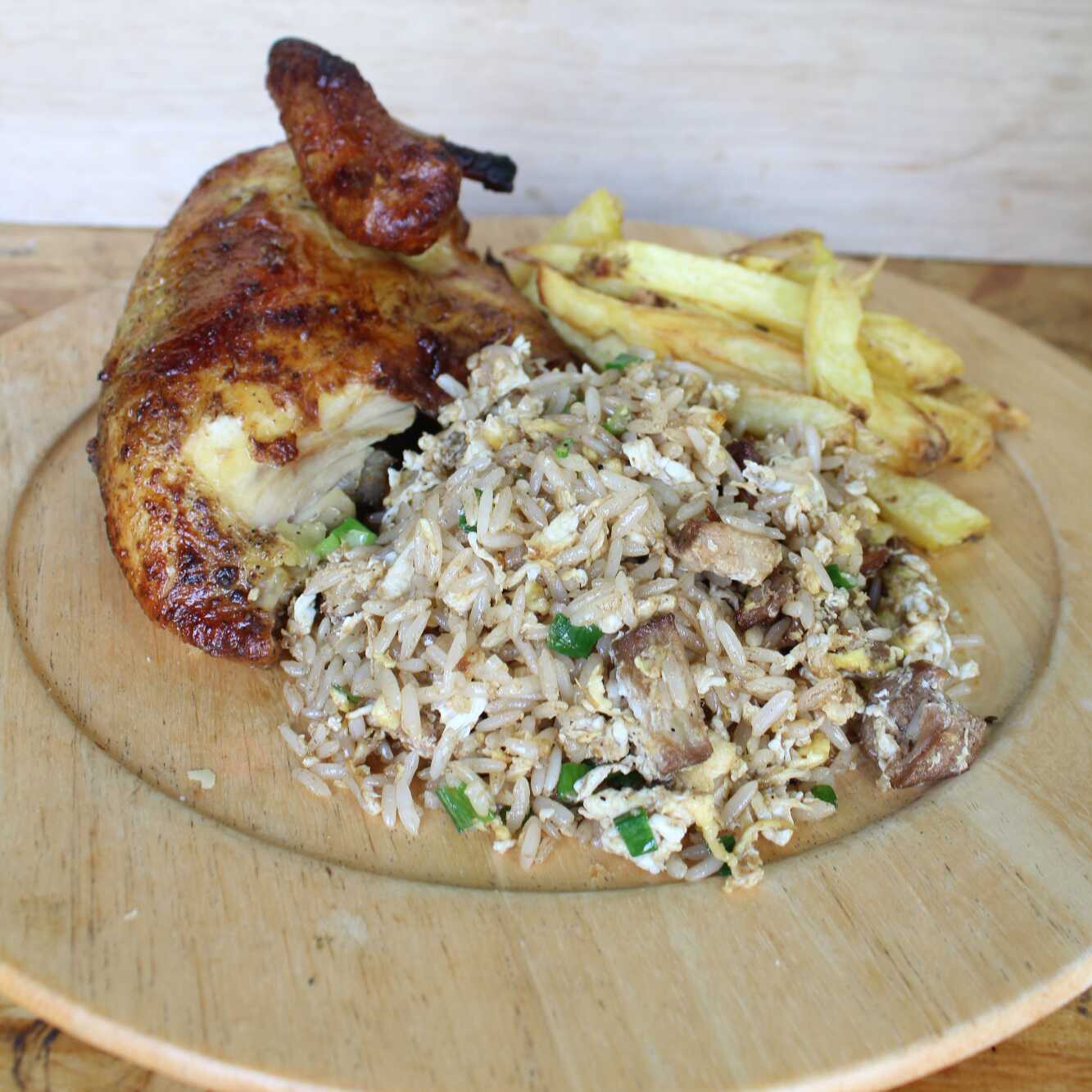 Pollo con Papas y Arroz Chaufa