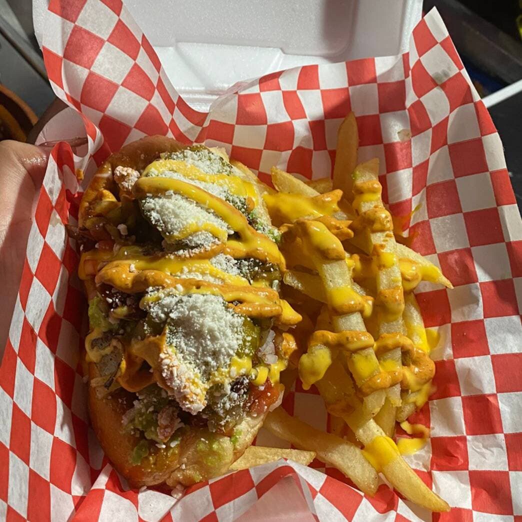 Promó 2 Hot Dog especiales con papas Y 1 Regalado