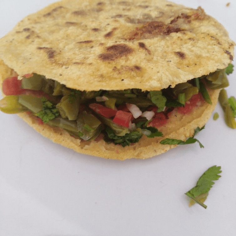 Gordita al comal de maíz  con Ensalada de Nopales