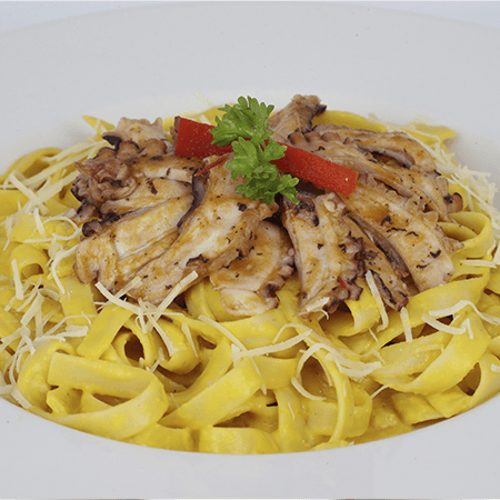 Fetuccini a la Huancaína con Pulpo al Pisco