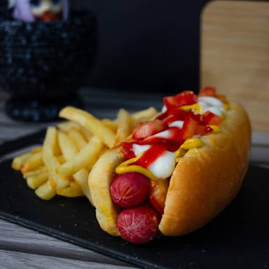 Hot Dog Tradicional Doble Salchicha y Papas Lisas