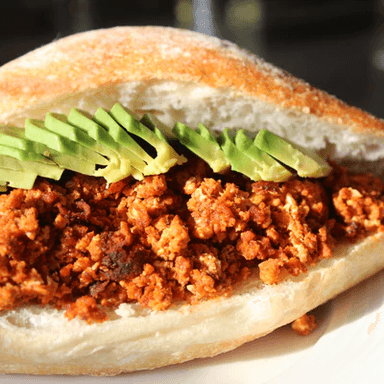 Sandwich Huevo con Chorizo y Aguacate