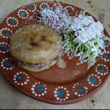 GORDITA DE DESHEBRADA CON QUESO