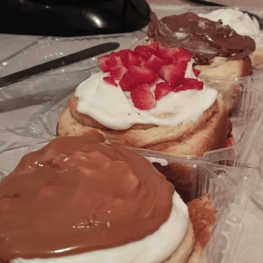 Rol de canela toppings cajeta
