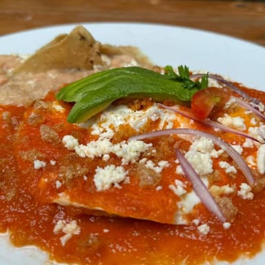 Huevos en Salsa de Chicharrón