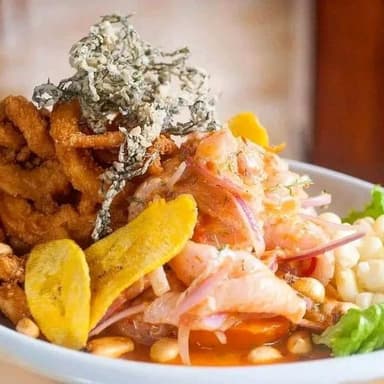Ceviche de Pescado con Chicharrón de Pota