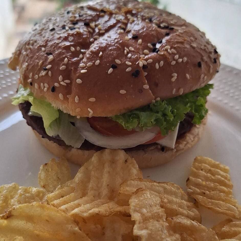 Hamburguesa de Res con Papa Dorada