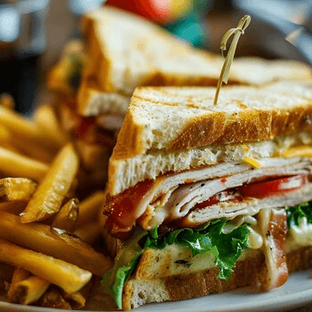 Club sándwich con papas