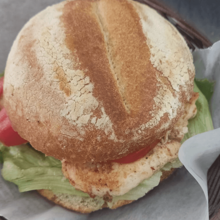 Pan con pollo parrillero