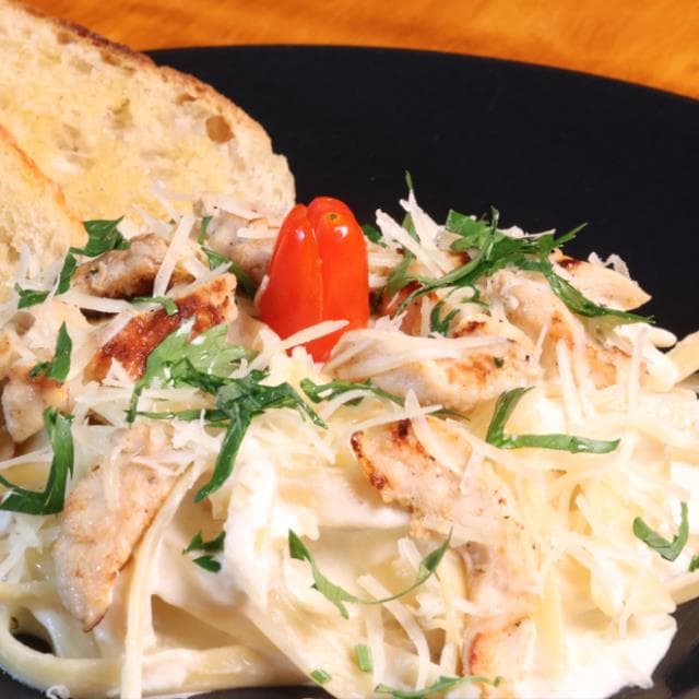 Fetuccini Alfredo con pollo