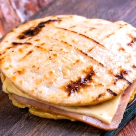 Arepa con Queso y Jamón