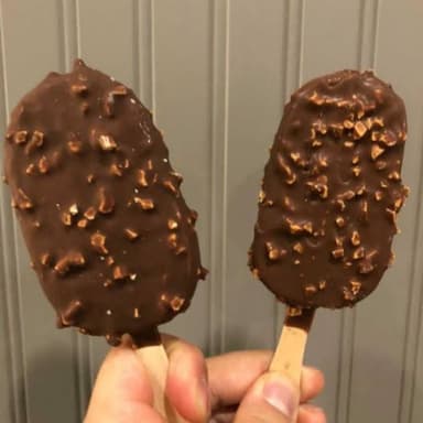 Paleta de chocolate con almendras