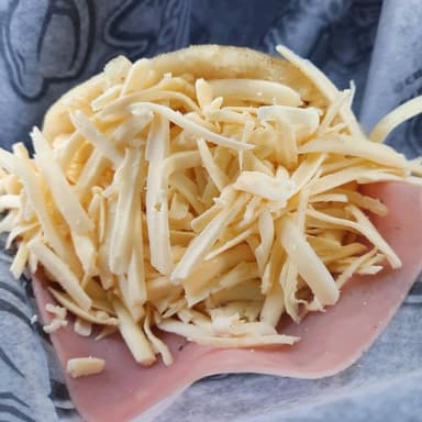 Arepa de Jamón y Queso Rallado