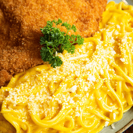 Huancaina con pollo al panko