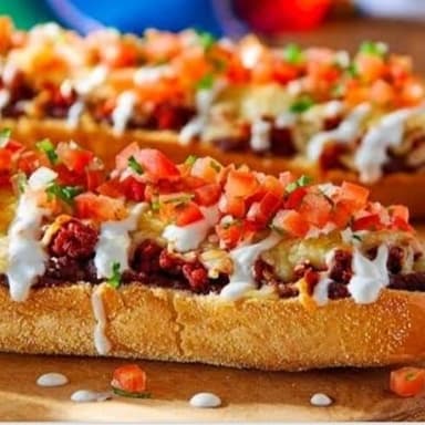 Molletes de Chorizo  + POSTRE SORPRESA