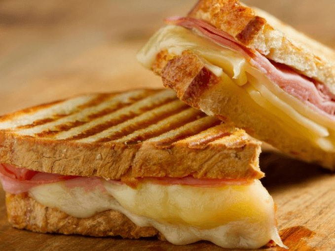 Sandwich de Jamon y Queso Fundido