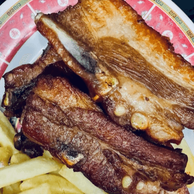 Costillas Asadas con Papas Francesas
