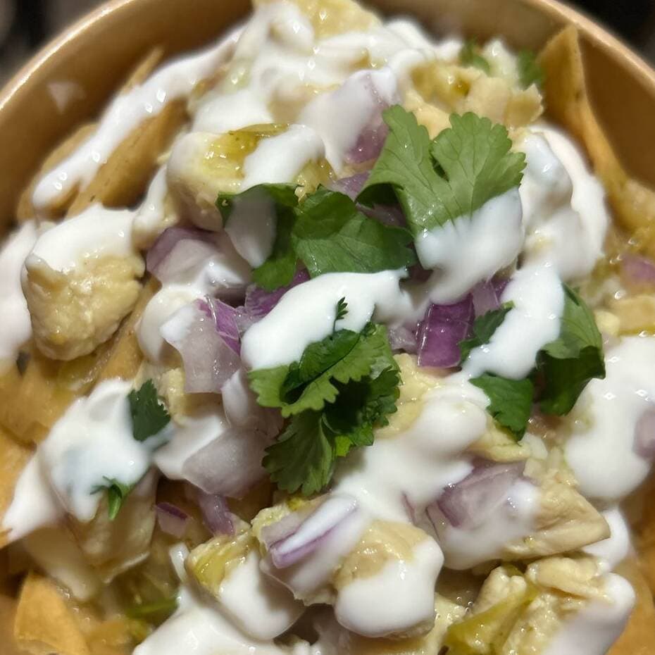 combo desayuno, chilaquiles+agua fresca