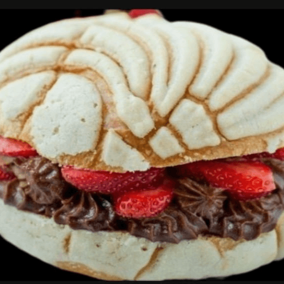 Concha Rellena de Fresa con Nutella