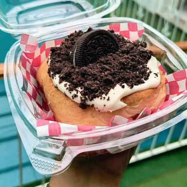 Rol de canela toppings oreo
